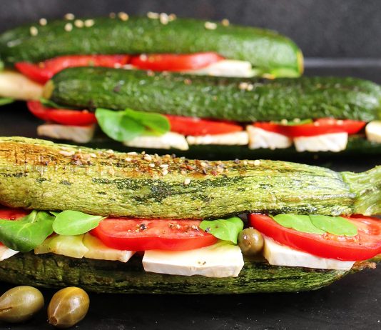 Sandwich di zucchine con brie, pomodori e salsa ai cucunci