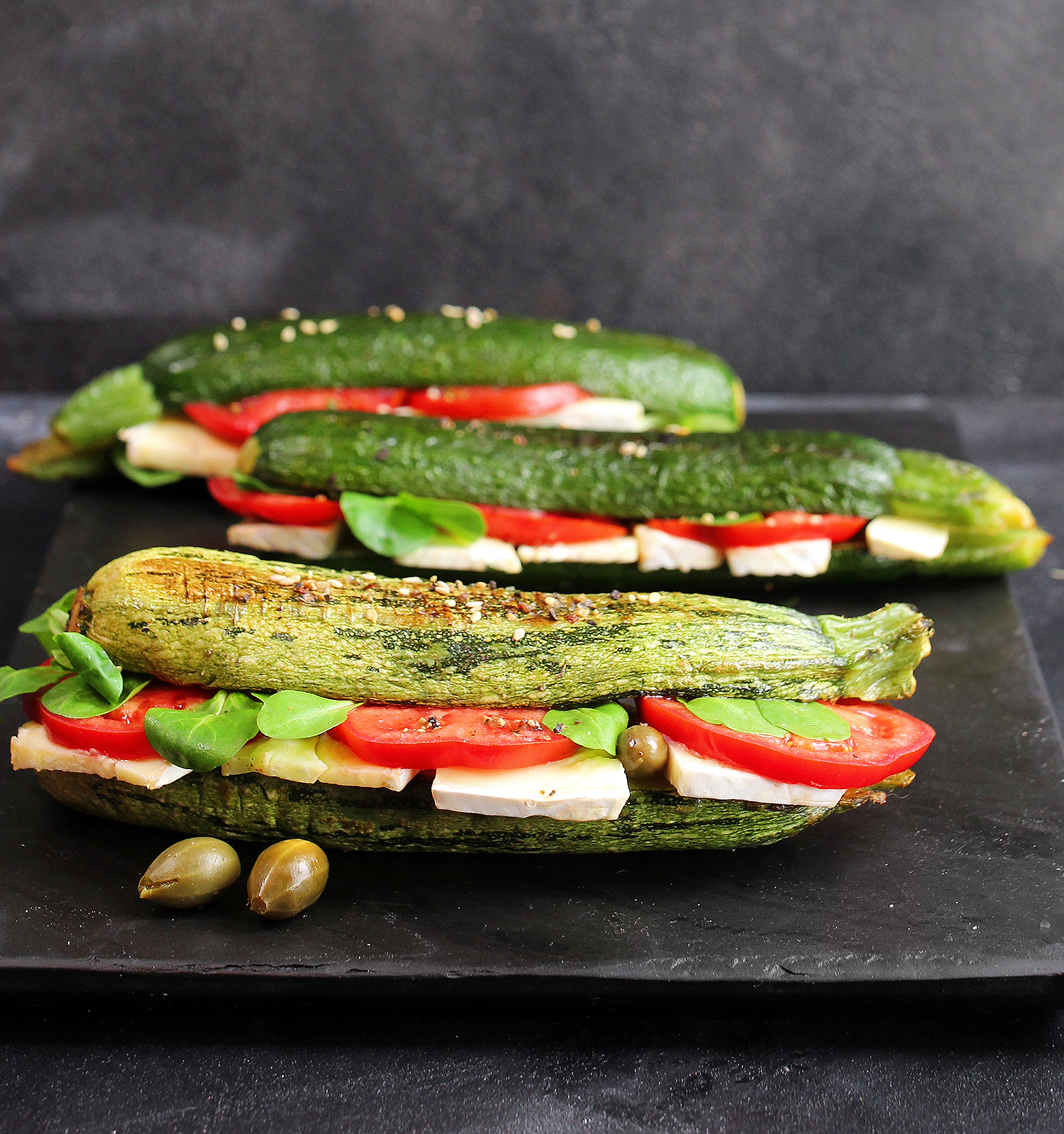Sandwich di zucchine con brie, pomodori e salsa ai cucunci