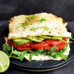 Schiacciata di ricotta con avocado e pomodori