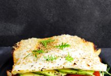 Schiacciata di ricotta con avocado e pomodori