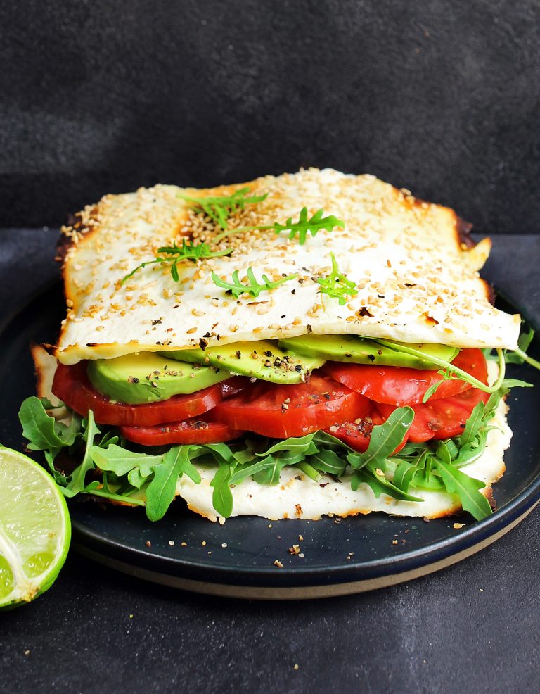 Schiacciata di ricotta con avocado e pomodori