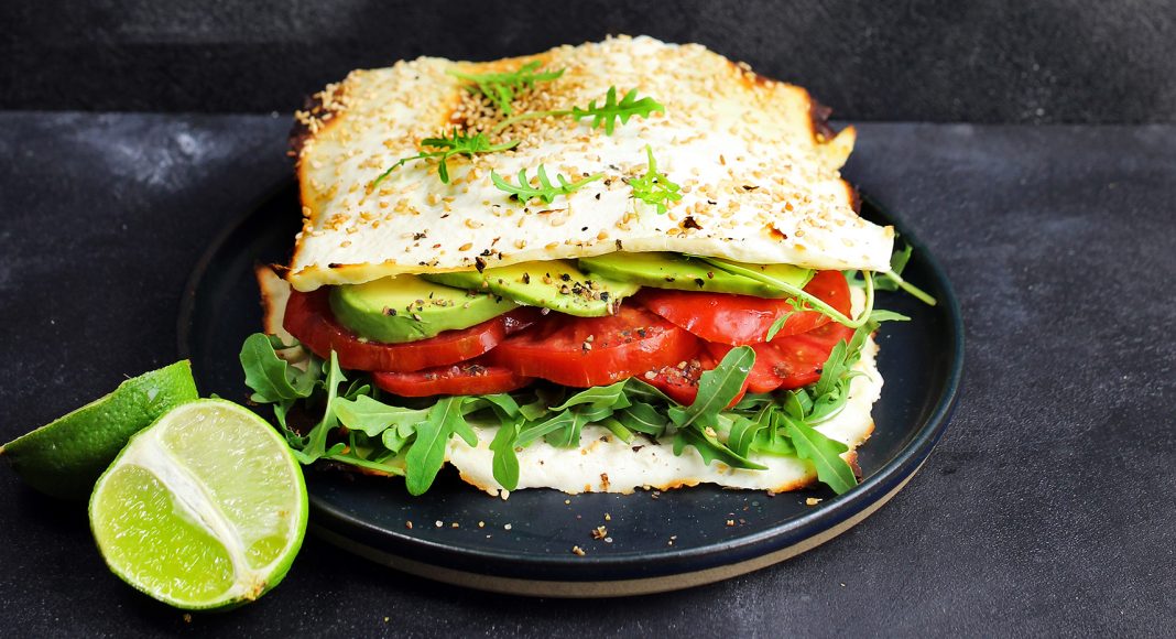 Schiacciata di ricotta con avocado e pomodori