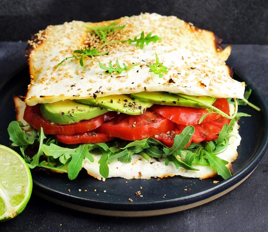 Schiacciata di ricotta con avocado e pomodori
