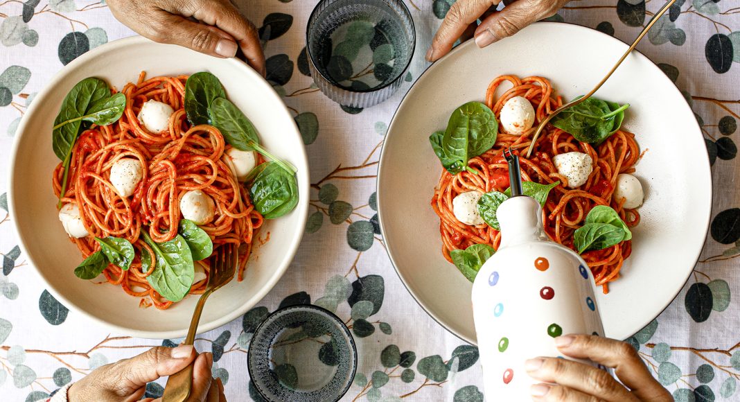 Spaghetti con crema di peperoni al basilico e spinacini