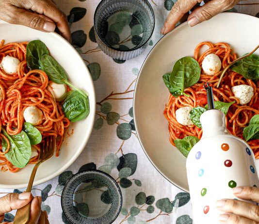 Spaghetti con crema di peperoni al basilico e spinacini