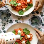 Spaghetti con crema di peperoni al basilico e spinacini