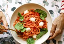 Spaghetti con crema di peperoni al basilico e spinacini