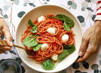 Spaghetti con crema di peperoni al basilico e spinacini Spaghetti con crema di peperoni al basilico e spinacini