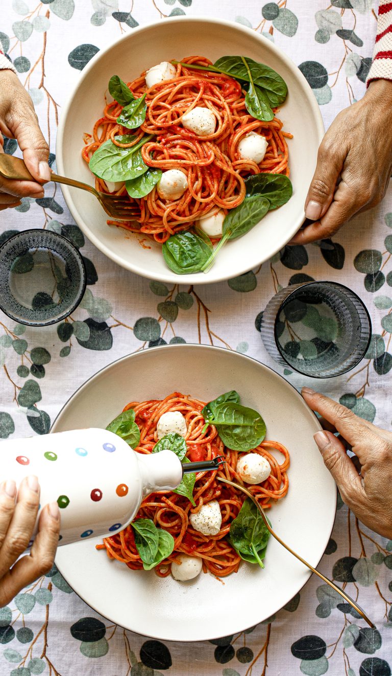 Spaghetti con crema di peperoni al basilico e spinacini