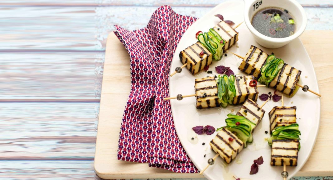 Spiedini di tofu marinato con cetrioli