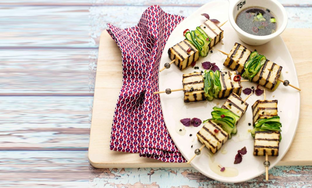 spiedini-tofu-cetrioli Spiedini di tofu marinato con cetrioli