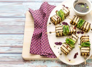 Perché il tofu è l’ingrediente jolly + tante idee per usarlo di più Spiedini di tofu marinato con cetrioli