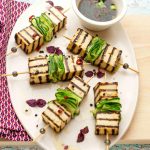 Spiedini di tofu marinato con cetrioli