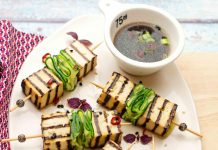 Spiedini di tofu marinato con cetrioli