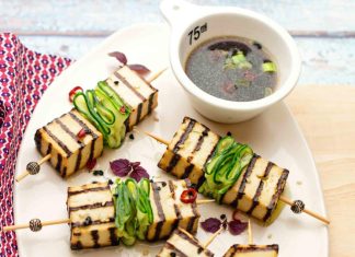 Spiedini di tofu marinato con cetrioli