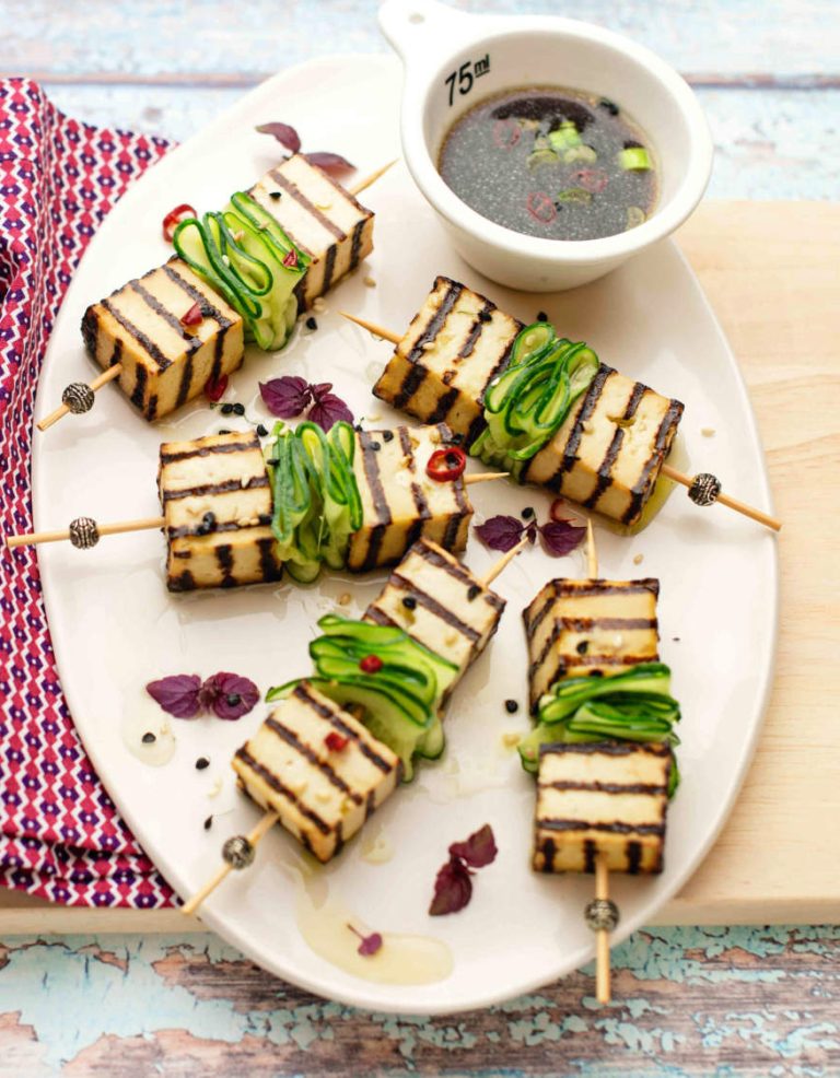 Spiedini di tofu marinato con cetrioli