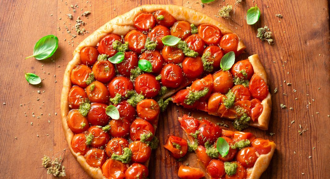 Tarte tatin di pomodorini con pesto e origano