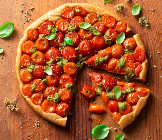 Tarte tatin di pomodorini con pesto e origano