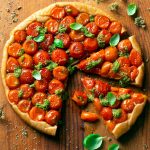 Tarte tatin di pomodorini con pesto e origano