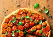 Tarte tatin di pomodorini con pesto e origano