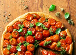 Tarte tatin di pomodorini con pesto e origano