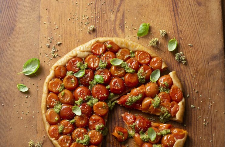 Tarte tatin di pomodorini con pesto e origano