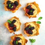 Tortine croccanti di fillo, ricotta e more