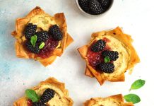 Tortine croccanti di fillo, ricotta e more