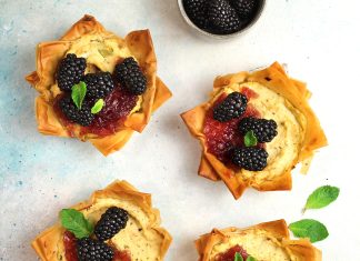 Tortine croccanti di fillo, ricotta e more