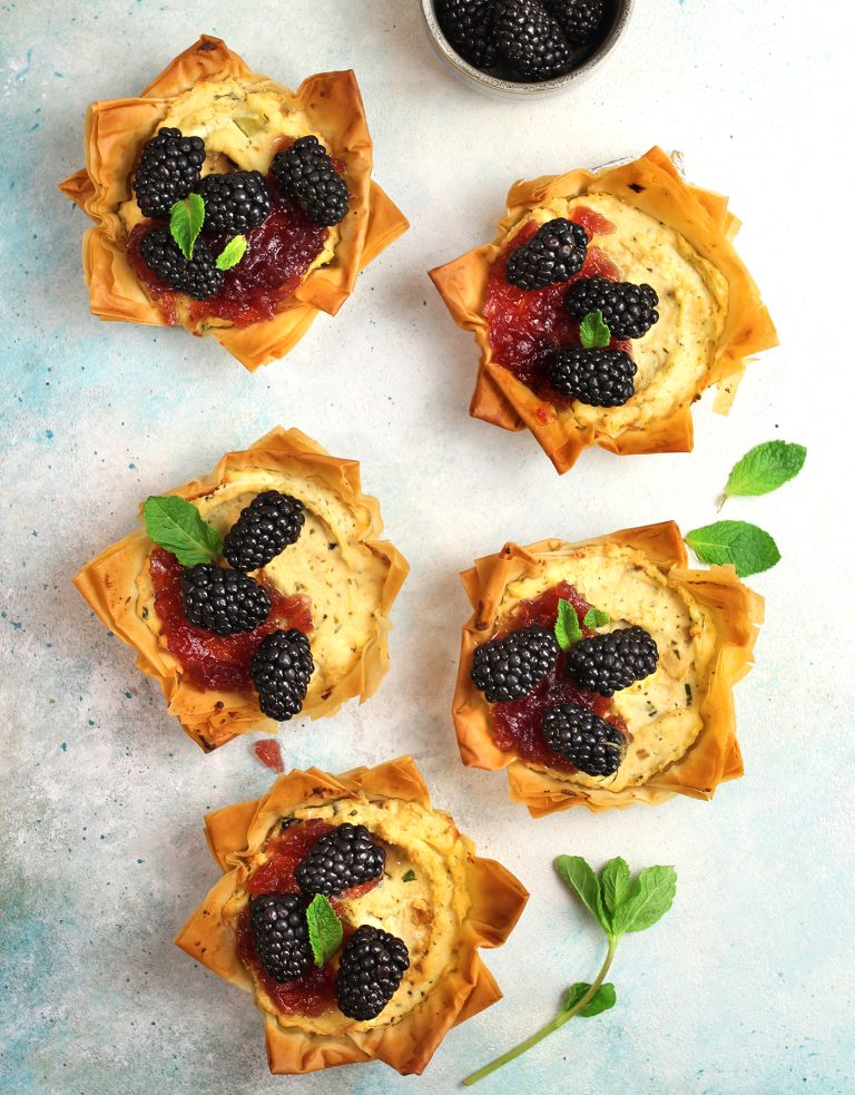 Tortine croccanti di fillo, ricotta e more