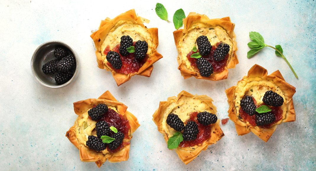 Tortine croccanti di fillo, ricotta e more