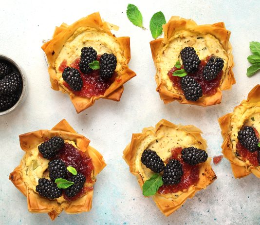 Tortine croccanti di fillo, ricotta e more