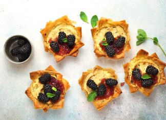 Tortine croccanti di fillo, ricotta e more