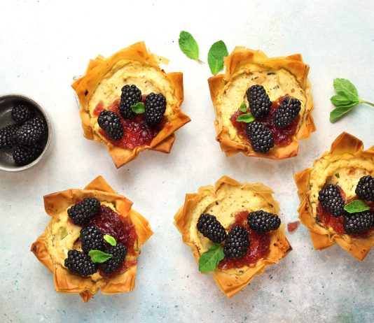 Tortine croccanti di fillo, ricotta e more