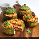 Zucchine farcite con feta e pomodorini al basilico