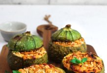 Zucchine farcite con feta e pomodorini al basilico