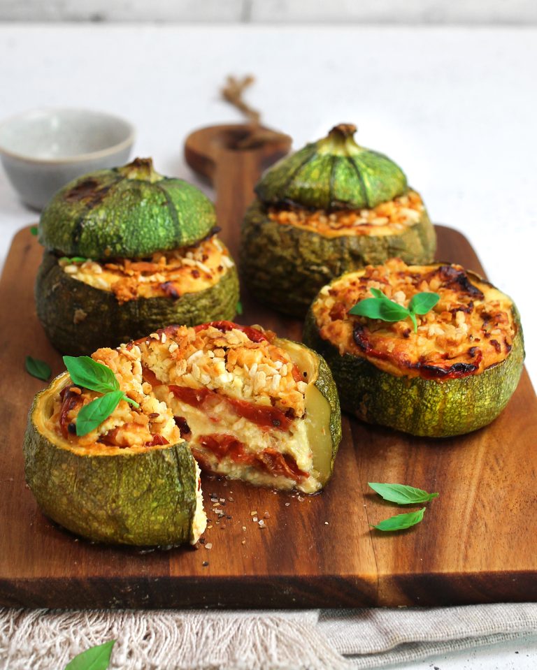 Zucchine farcite con feta e pomodorini al basilico