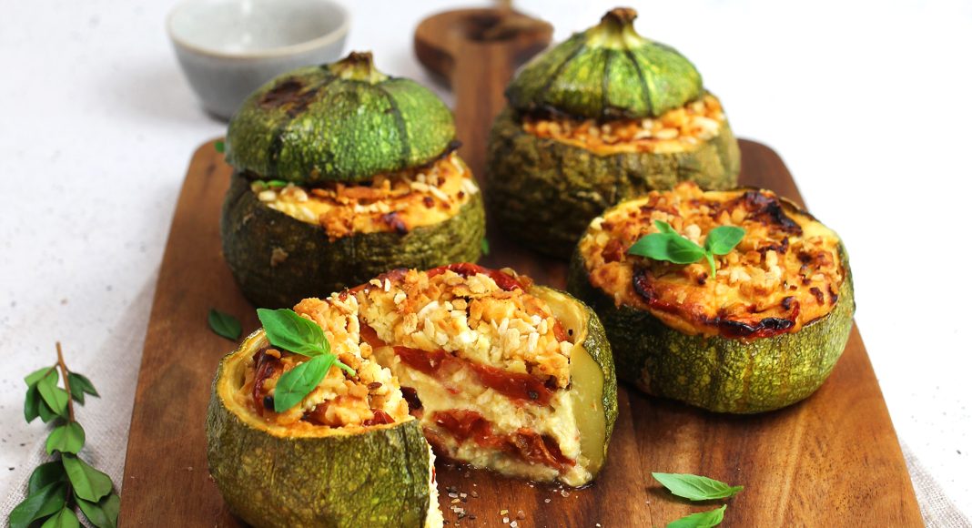 Zucchine farcite con feta e pomodorini al basilico