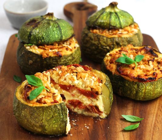 Zucchine farcite con feta e pomodorini al basilico