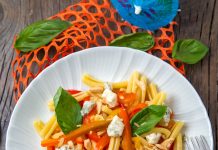 Caserecce con peperoni e mandorle al forno, basilico e gorgonzola