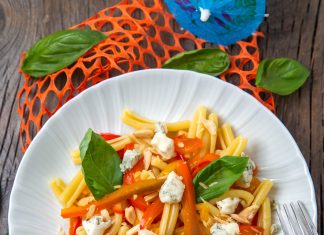 Caserecce con peperoni e mandorle al forno, basilico e gorgonzola