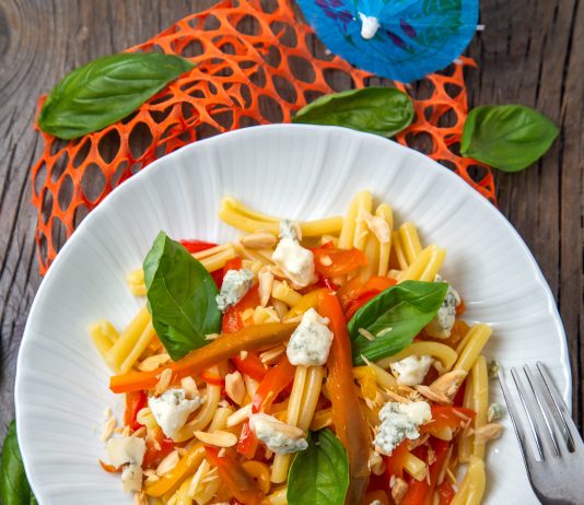 Caserecce con peperoni e mandorle al forno, basilico e gorgonzola