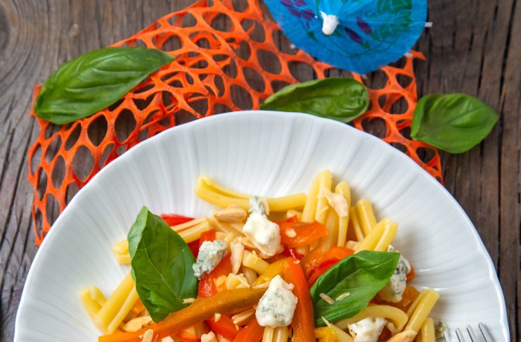 Caserecce con peperoni e mandorle al forno, basilico e gorgonzola