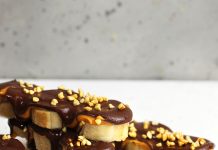 Barrette di banana, cioccolato e arachidi