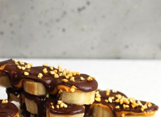 Barrette di banana, cioccolato e arachidi