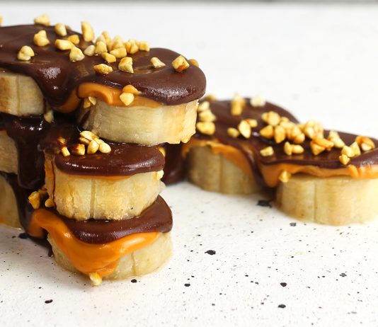 Barrette di banana, cioccolato e arachidi