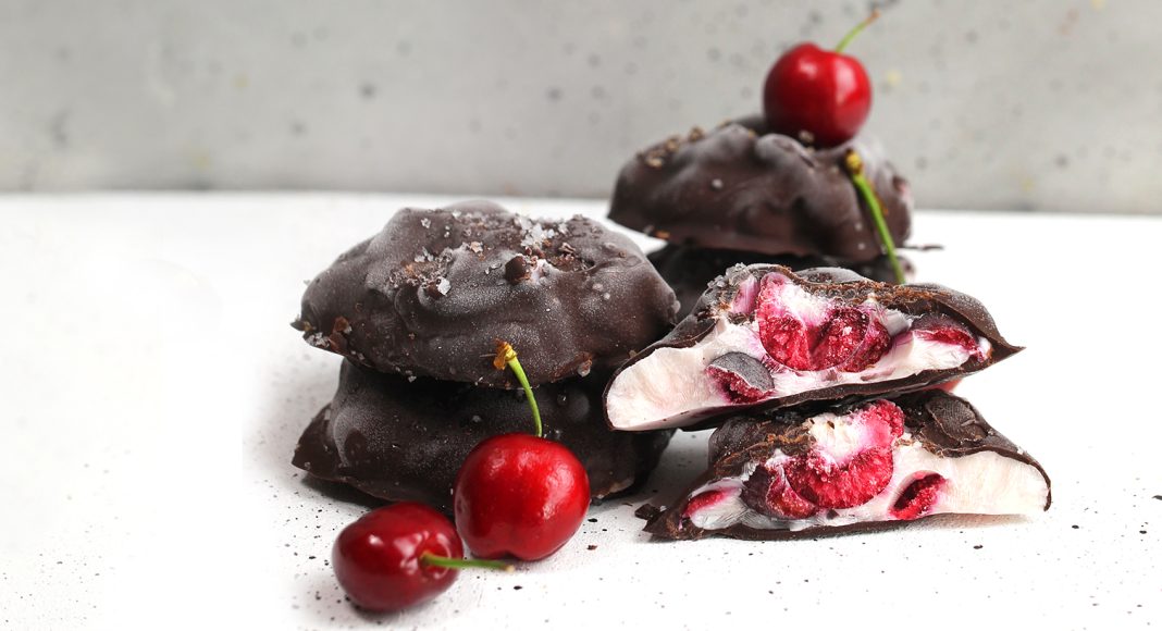 Biscotti fondenti di yogurt greco e ciliegie