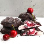 Biscotti fondenti di yogurt greco e ciliegie