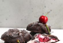 Biscotti fondenti di yogurt greco e ciliegie