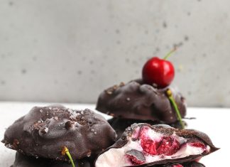 Biscotti fondenti di yogurt greco e ciliegie